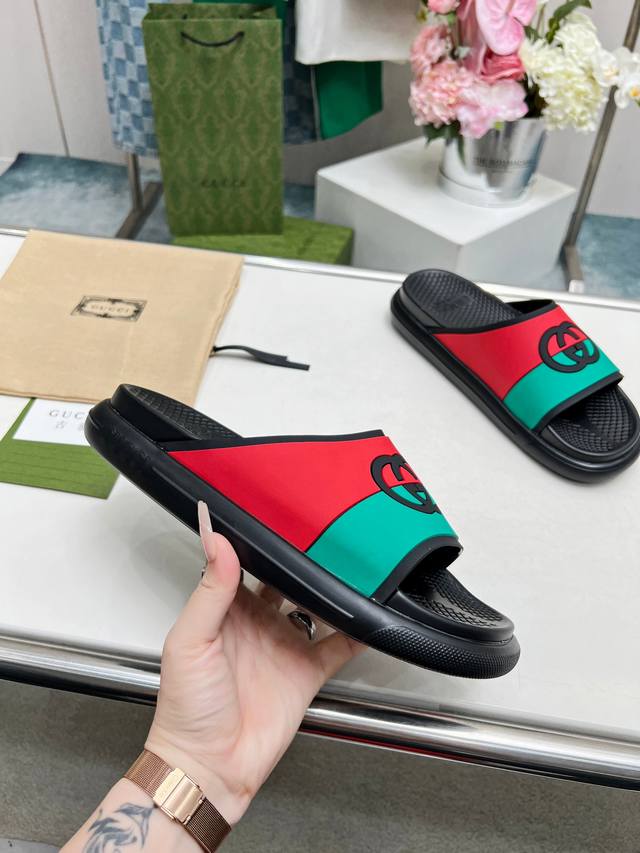 Gucci古驰2024夏季最新爆款凉鞋松糕厚底拖鞋系列 欧式风格 上脚非常完美,穿搭上配此鞋，优雅大方，晶莹剔透，不同材质，肌理的表现，极具浓厚的艺术气息。 面